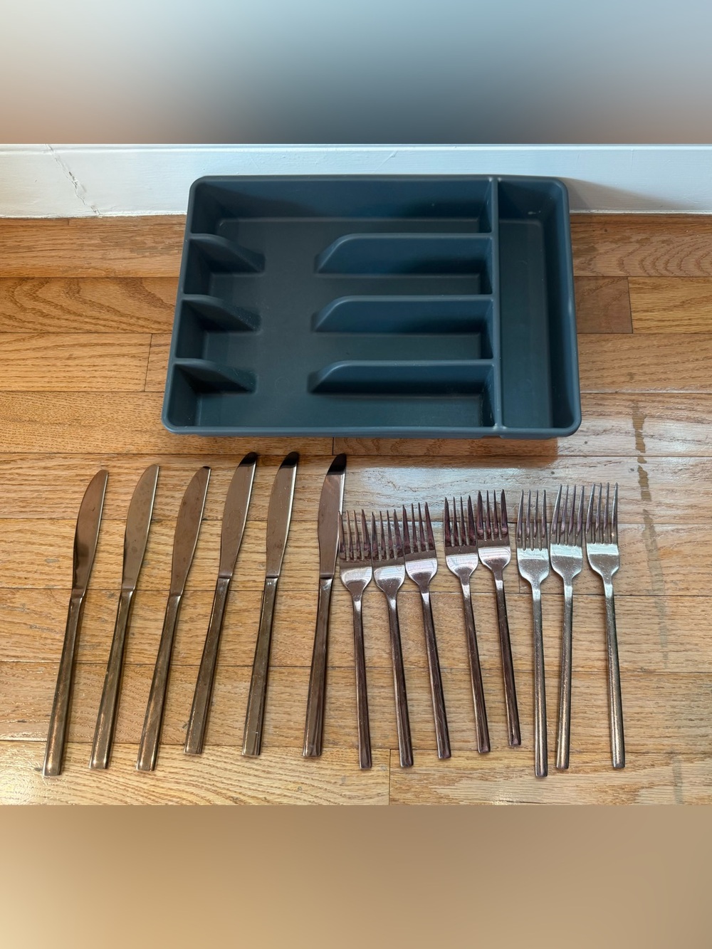 Gray Cutlery Tray with Knives & Forks Set